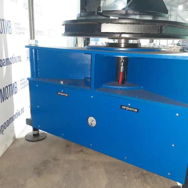 Пресс шиномонтажный для цельнолитых шин погрузчика 120т. ПШ120