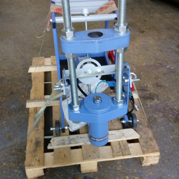 Выпрессовщик шкворней ВШ50-200М с тележкой