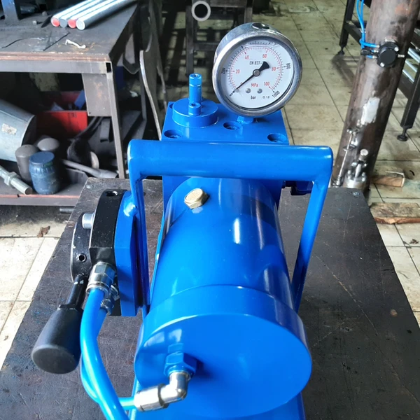 Пневмогидравлический насос 1000 бар. ПНГ1000