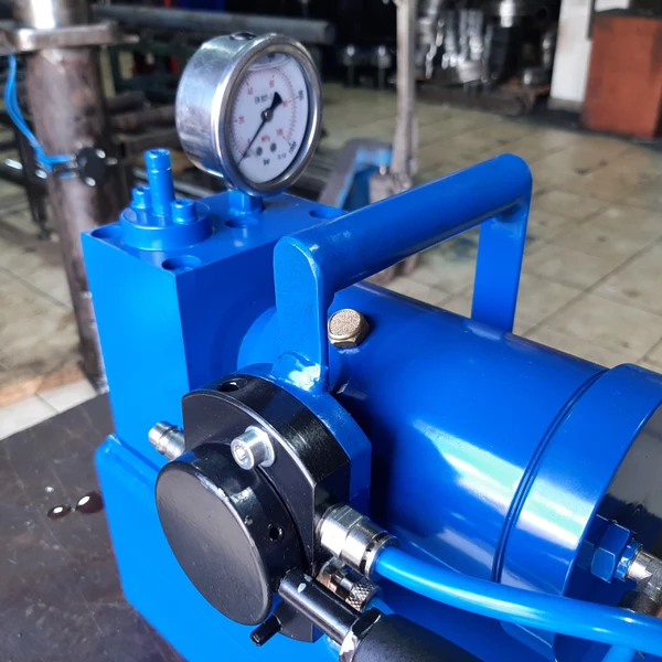 Пневмогидравлический насос 1000 бар. ПНГ1000