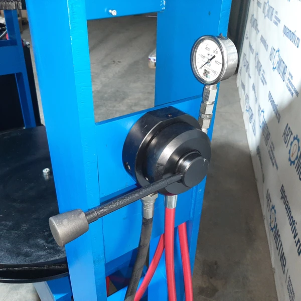 Пресс шиномонтажный для цельнолитых шин погрузчика 120 т (портальный, компактный) ПШ120ПК