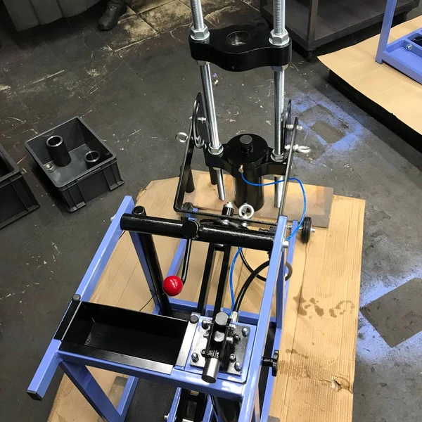 Выпрессовщик шкворней ВШ50-200М с тележкой