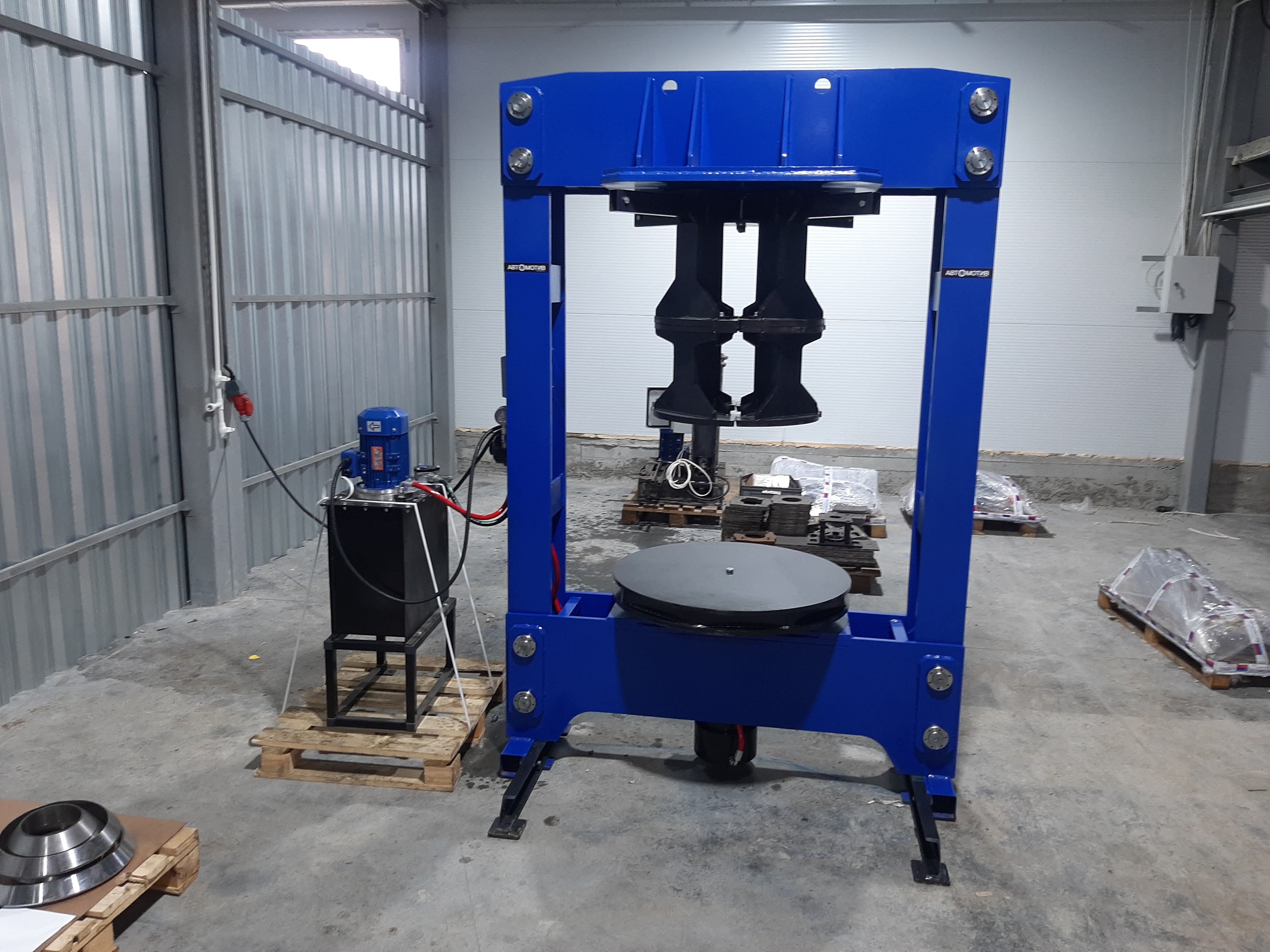 Пресс шиномонтажный для цельнолитых шин погрузчика 120 т (портальный) ПШ120П