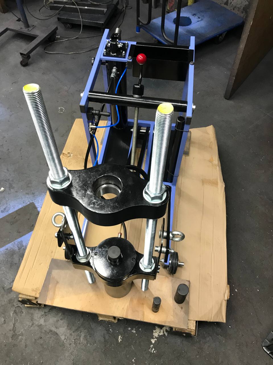 Выпрессовщик шкворней ВШ50-200М с тележкой